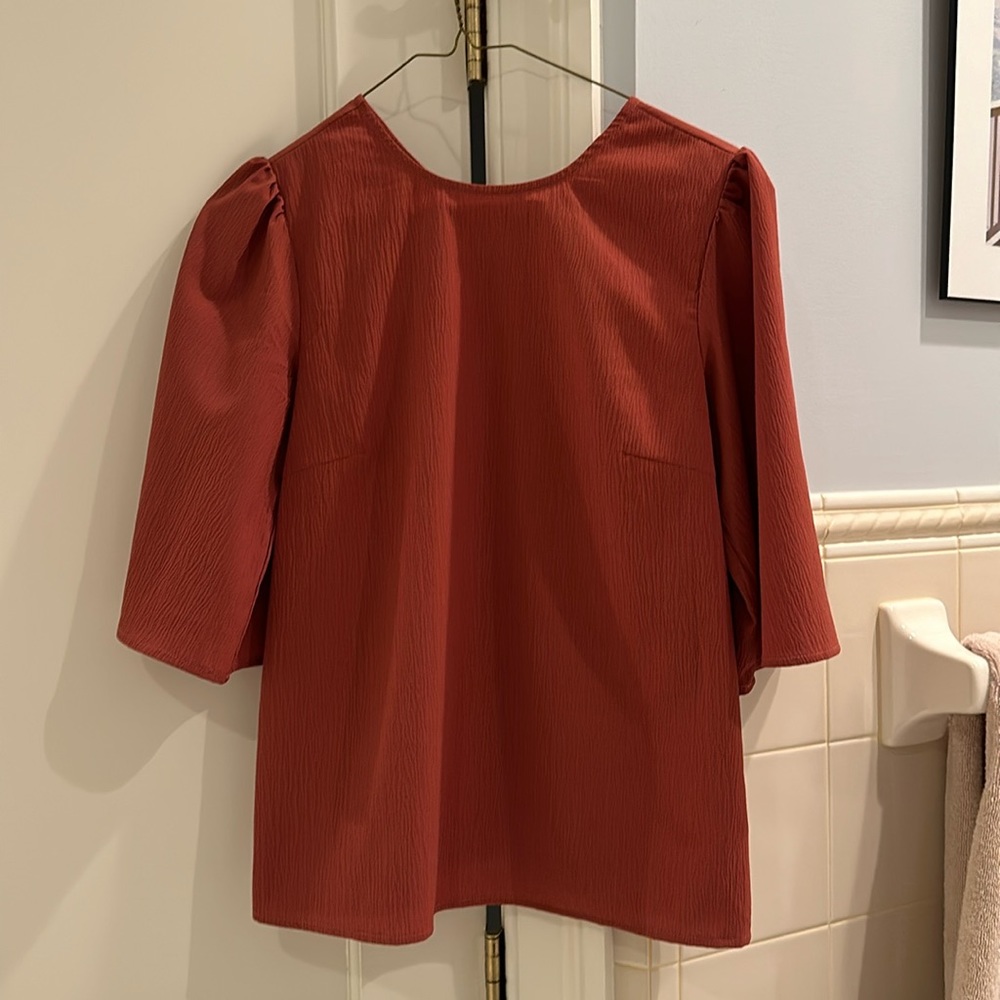 Indie rust colored top with button detail on back